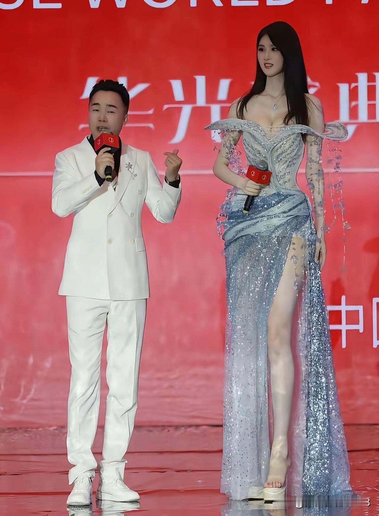 看到这张图属实被惊到了。中华小姐总冠军白舒，净身高182cm，本身个子就特别亮眼