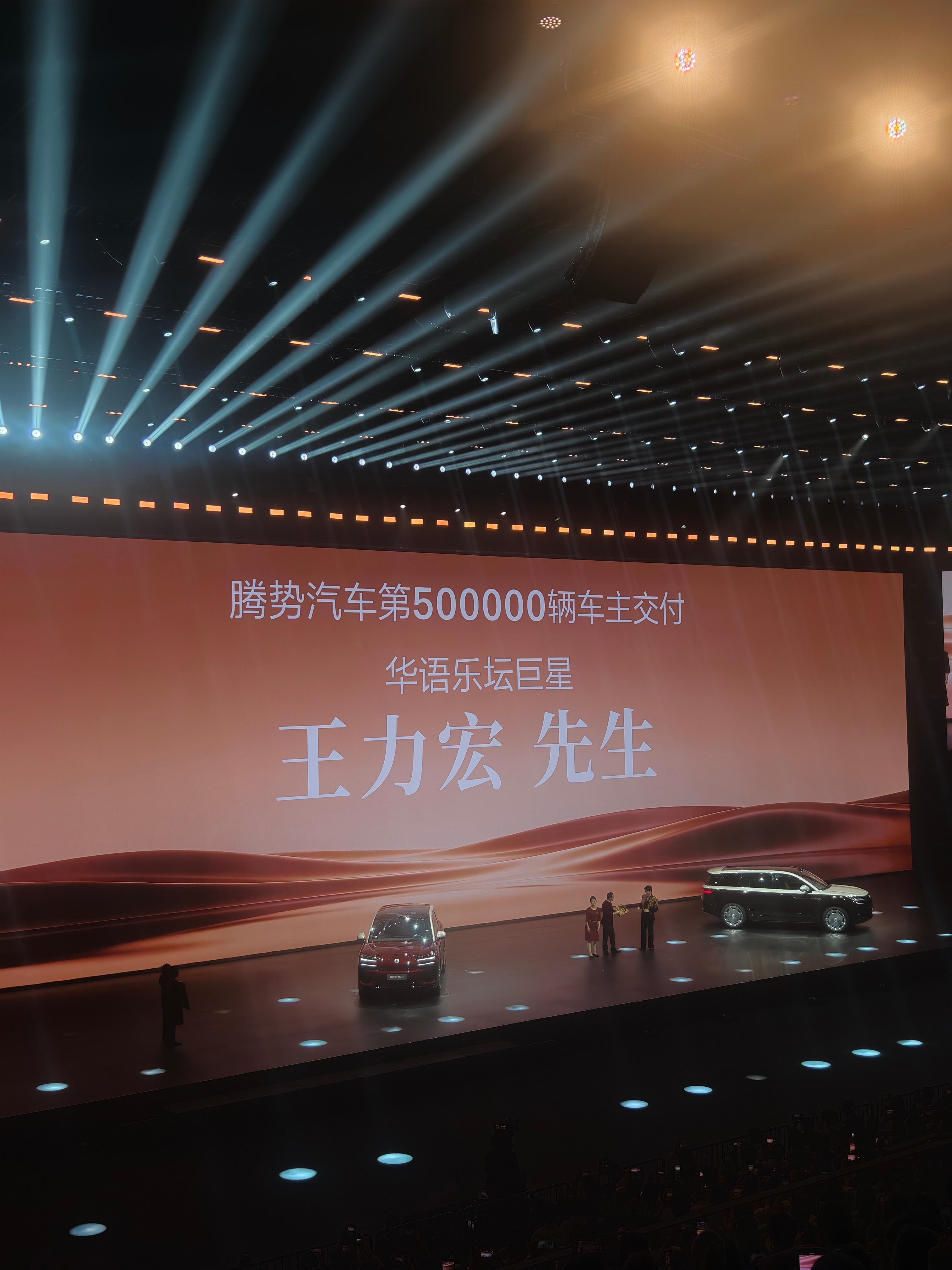 “现在市面上的旗舰9系SUV，设计要么抄库里南，要么学迈巴赫，就是偏偏不像它自己