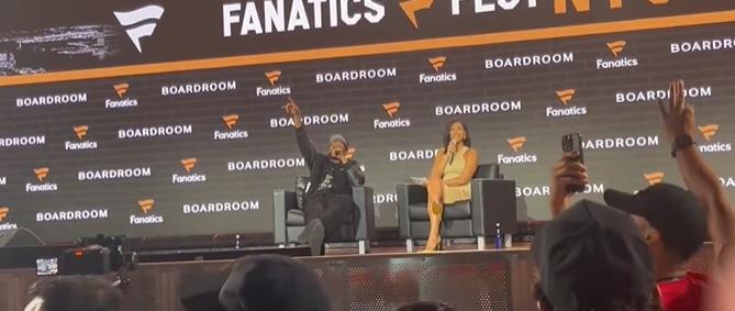 杜兰特：老子这辈子都是篮网人！近日杜兰特在参加FanaticsFest狂欢节