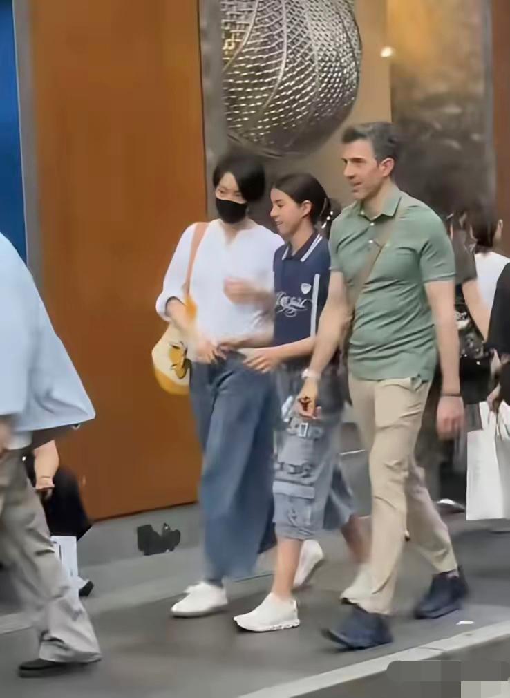 逛街偶遇梁咏琪一家三口，直接被她家基因惊到！11岁女儿Sofia快追上176c