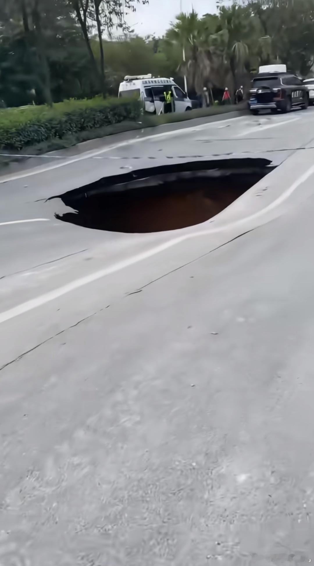 柳州地震倒塌房屋附近出现大坑柳州5.2级地震过后，柳南区多处出现规整深坑。专家确