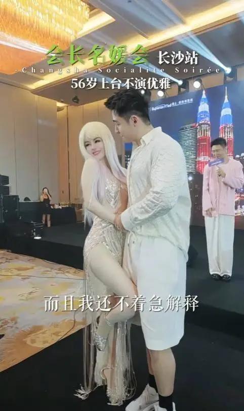 57岁百亿女总裁，3个月砸5千万“拿下”小自己32岁的男模男友！劳斯莱斯幻影、大