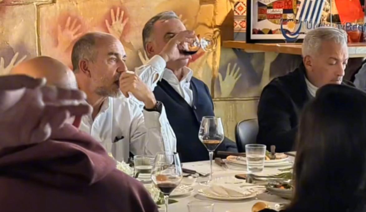 乌拉圭总统奥尔西打卡长城后肯定会又累又饿，接下来就该找个地方吃饭了，让人没想到的