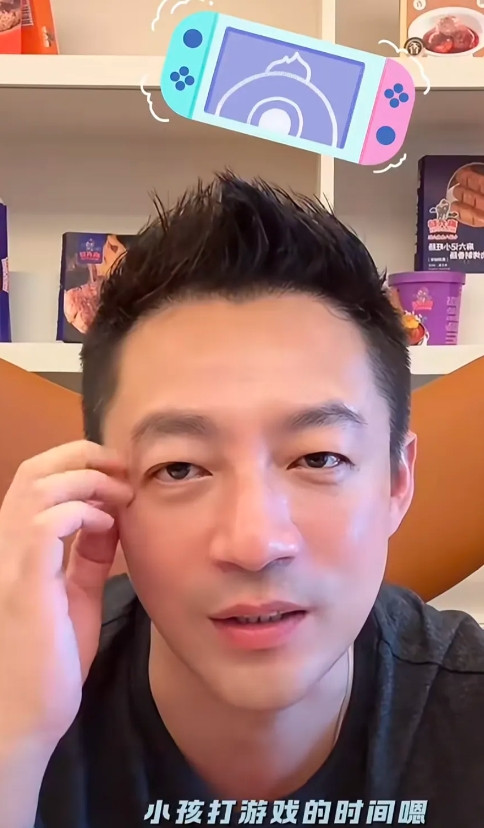汪小菲说现在严格控制箖箖玩游戏的时间，只给他玩一个小时。马筱梅告诉箖箖游戏不