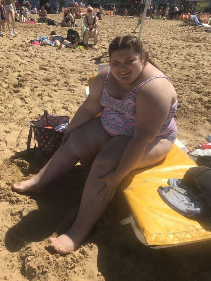 女孩身材肥胖, 但大胆晒泳装照收获赞美