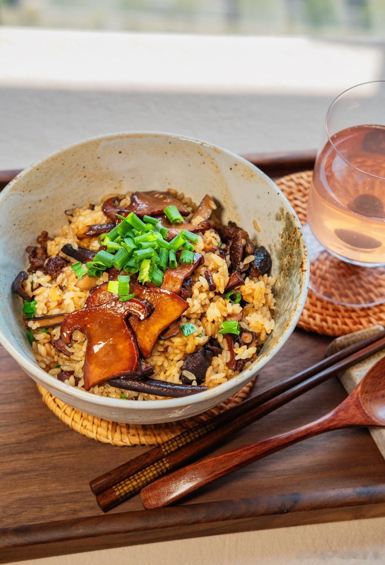 家附近最好吃的牛肝菌焖饭倒闭了。。。之前还有个做糊饼、酱货、北京菜的抠肉馆，从酒