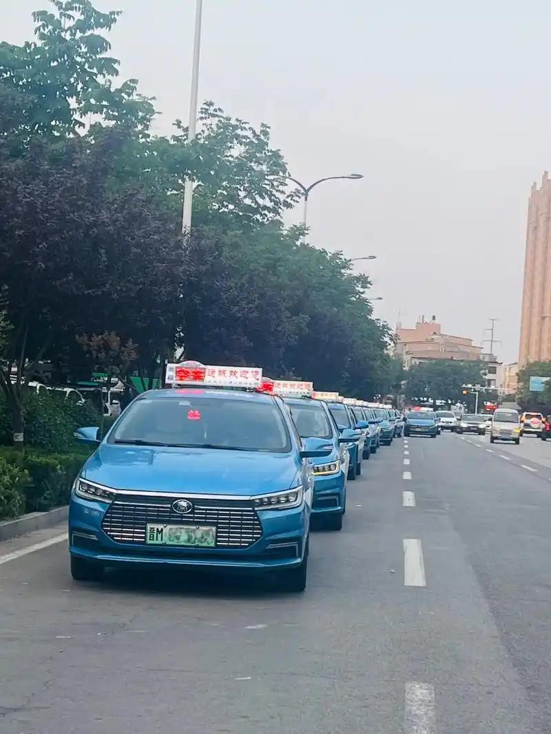 为什么大家现在宁愿等网约车，也不坐出租车？很简单，因为现在的出租车，已经彻底活成