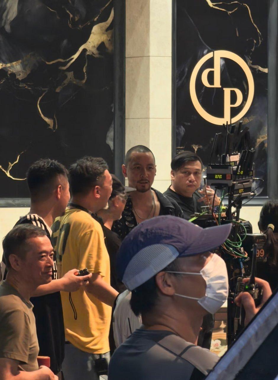 吴彦祖《九龙城寨之终章》路透，光头造型阿祖很适合演反派