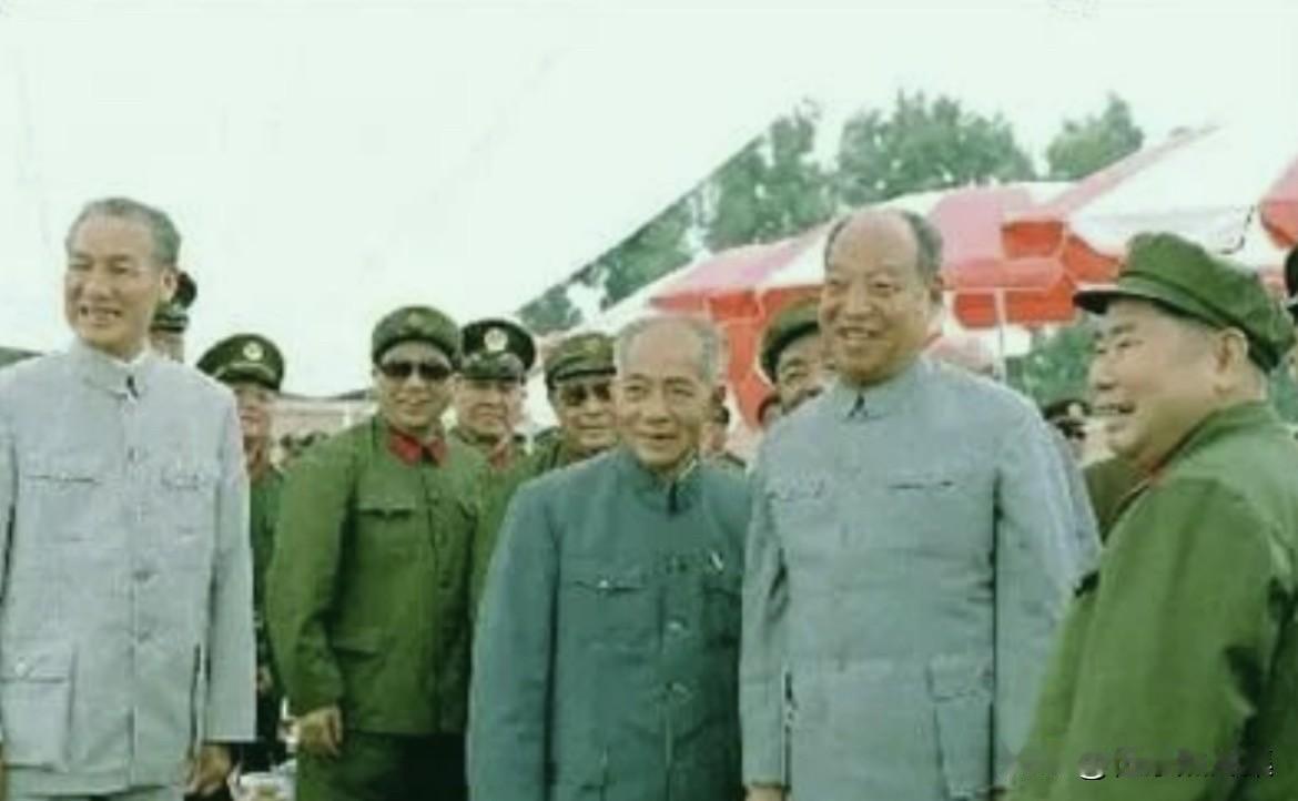 1984年6月12日，刘复之(左一)陪同彭真、陈丕显、余秋雨等同志观看武警驻京部