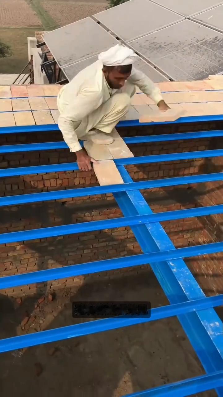 红砖钢梁屋顶。你敢住这种屋顶吗？没有钢筋骨架，也不整块浇筑混凝土。工人先架起钢