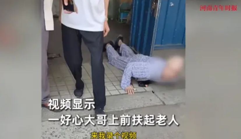 “太悲哀了！”8月6日，辽宁大连，一位老人在市场门口拄着拐杖突然摔倒，周围路过了