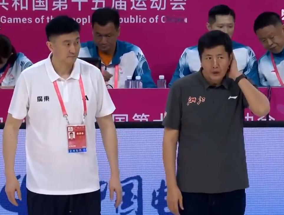 中国男篮国手遭到杜锋弃用！球迷：这么多年，没有一点进步。广东队与浙江队的比赛，