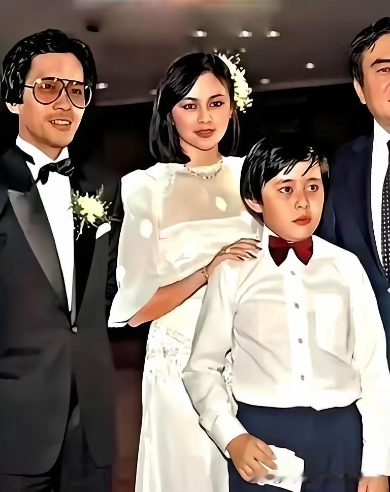 看这张当年关之琳和王国旌的婚宴合照，真是让人感慨。1982年，19岁的关之琳不顾
