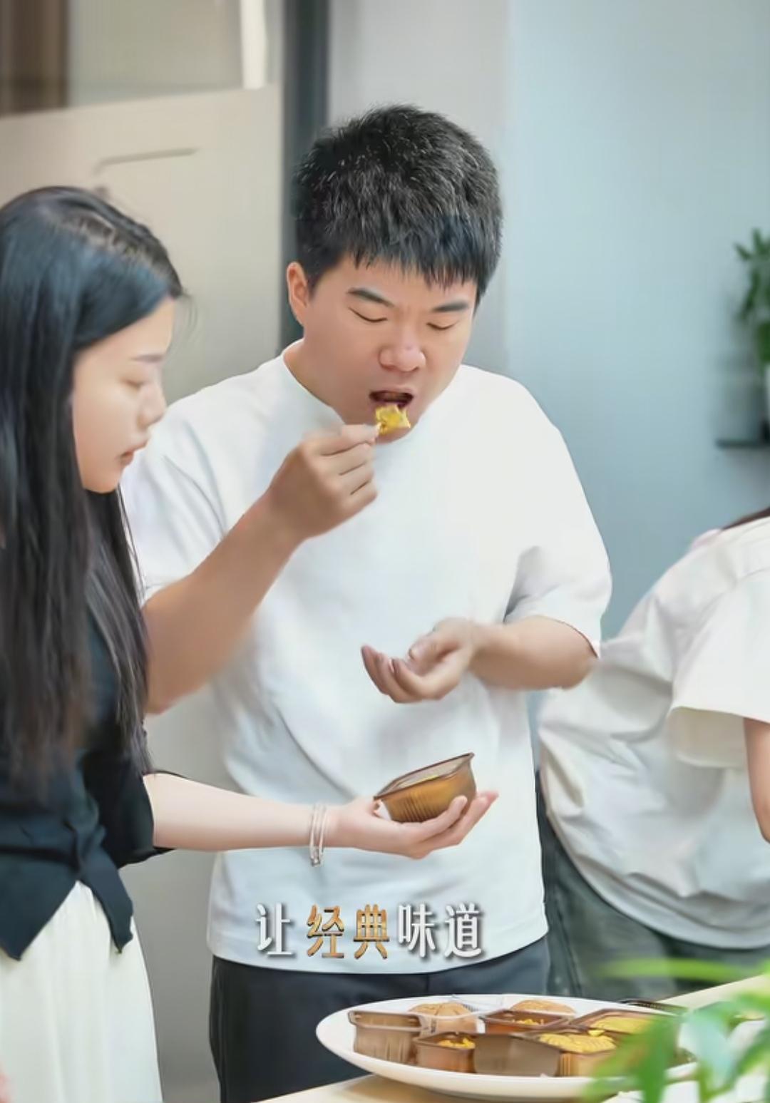 不知道大家有没有发现，与辉同行定制月饼，其中有一道金属异物检测工序。不少朋友说，