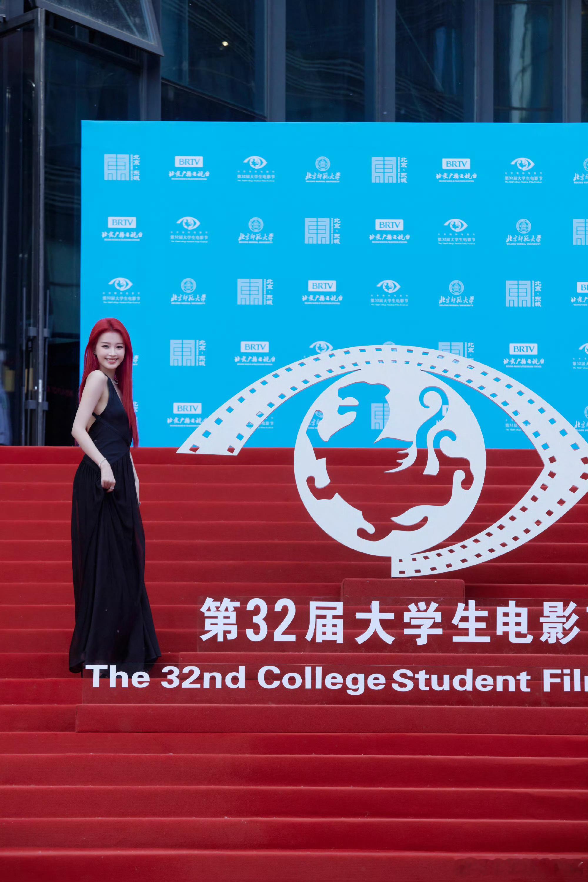 孙怡人鱼公主发色孙怡的红发好美啊好闪耀的红毯，上台发言的时候很显精气神诶，这个发