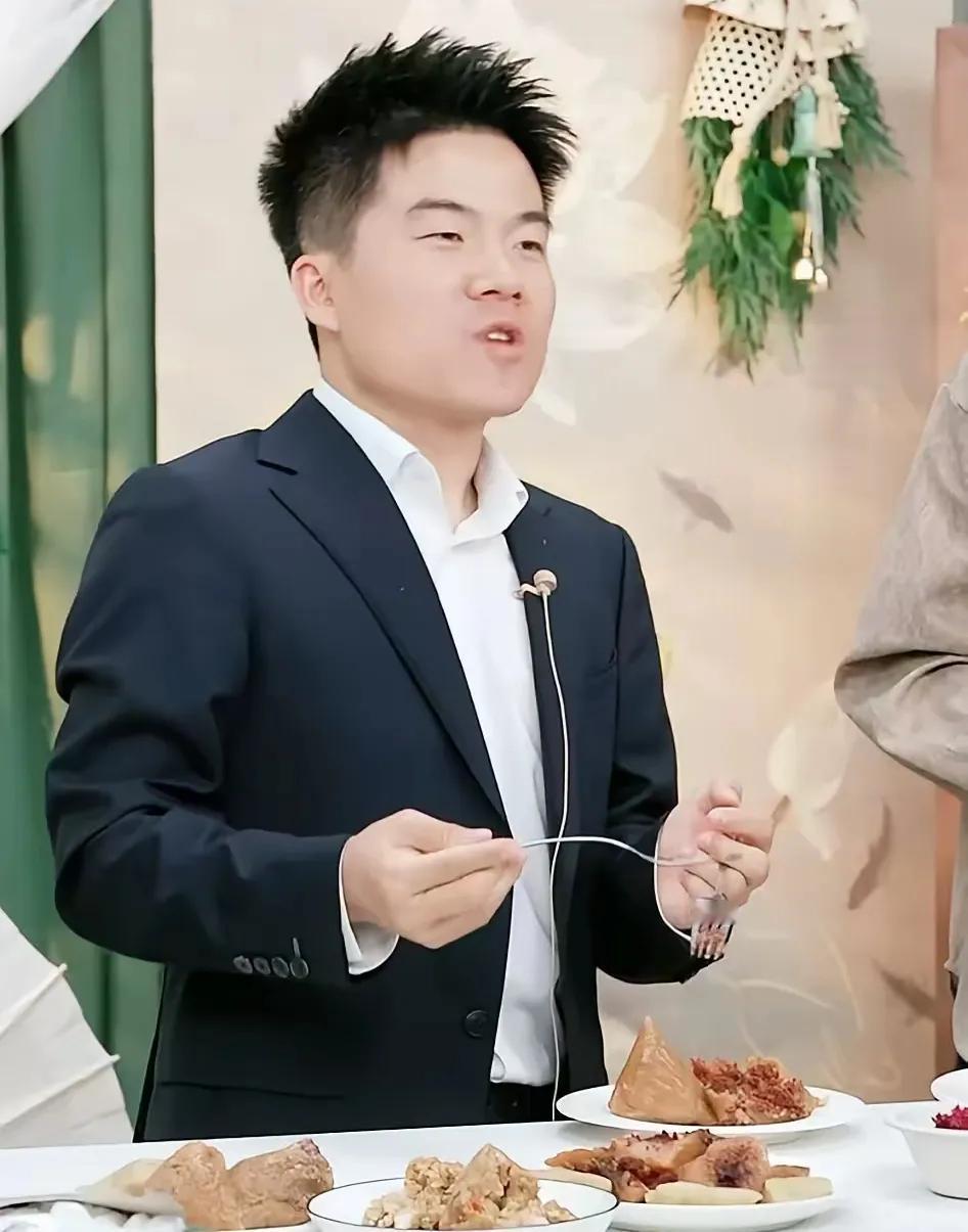 当董宇辉被追问:“你为什么放那么多天假时”，他“倚老卖老”地说谁让他年龄最大，公