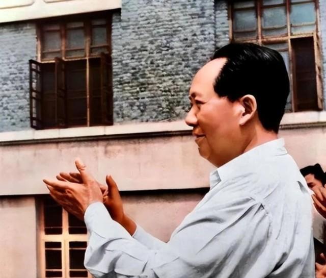 1949年9月30日，毛泽东以575票当选主席，距离“满票”缺了一票，周恩来找到