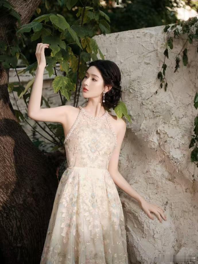 王玉雯女神扑面而来的仙气王玉雯在金鹅荣誉上的亮相绝对是本次活动的一大亮点，期待