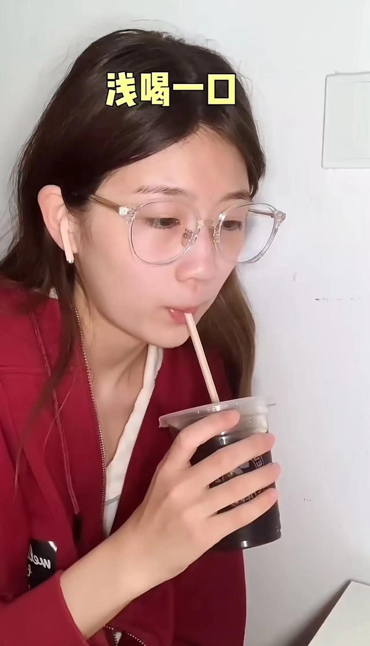 女大学生觉得2000生活费不够用，拍下每日消费给老妈看，但网友却炸锅了！网友：姑