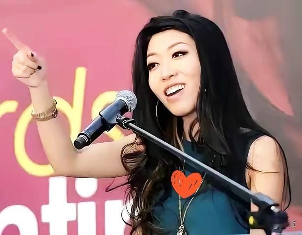 为什么曲婉婷非要回国发展？真不是想家，是钱真的扛不住了。她母亲涉案金额高达3.