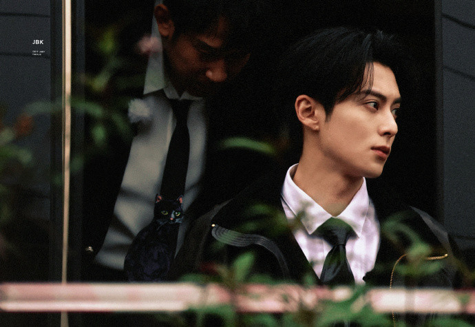 爆炸茄子撩起头发那一刻才发现这人是王鹤棣。。怎么相信这是同一人