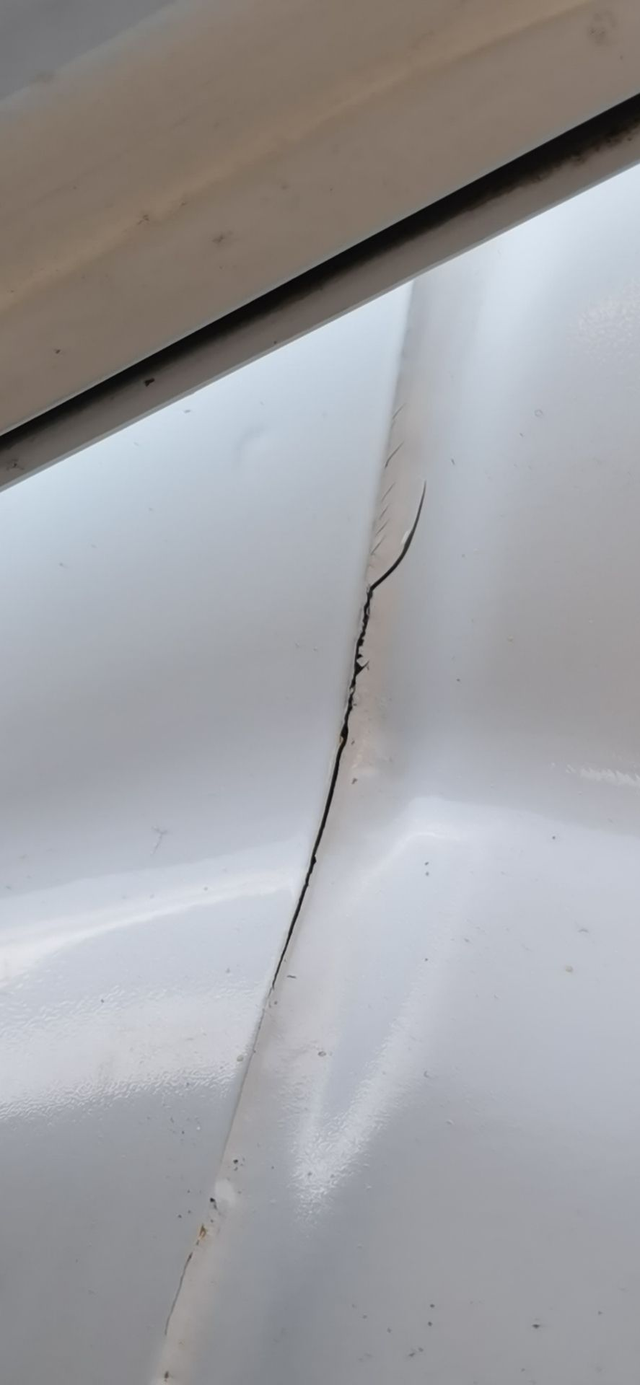 裂了后续周末下午充电，擦了下车无意发现裂了以后。。就联系了售后，还是挺积极的，