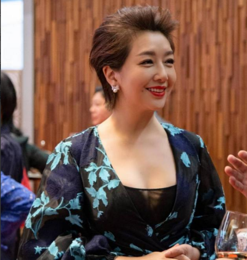 有一次，杨志刚和江珊饰演姐弟恋，杨志刚刚从背后拥住江珊，江珊就问：“弟啊，姐的屁