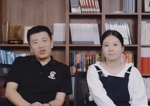 果然一个人的面相是不会骗人的看看张雪峰的前妻就知道了。当年两人一起合照的