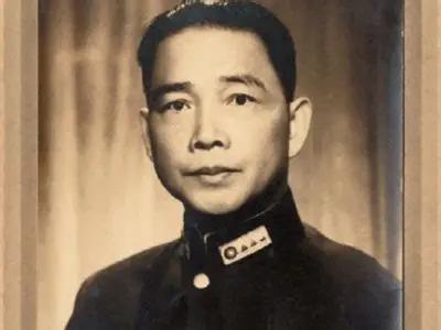 1938年秋天，中国到了最危险的关口，广州丢了，武汉也丢了，重庆的会场上，有人已