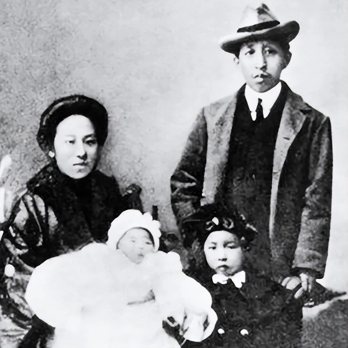 1924年夏天，黄埔军校刚开办不久，饭都吃不上，学生操场上练兵，肚子饿得咕咕叫，