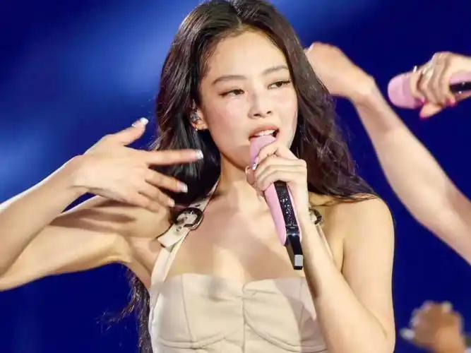 前有内衣外穿热辣出圈，后有舞台滑脱狼狈删歌，Jennie这波“敢穿”的代价太惨烈