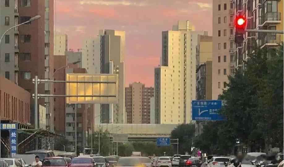 邻居家男子今天上午心梗走了，60岁，压根没来及抢救，他的父亲才走有不到2年，他的