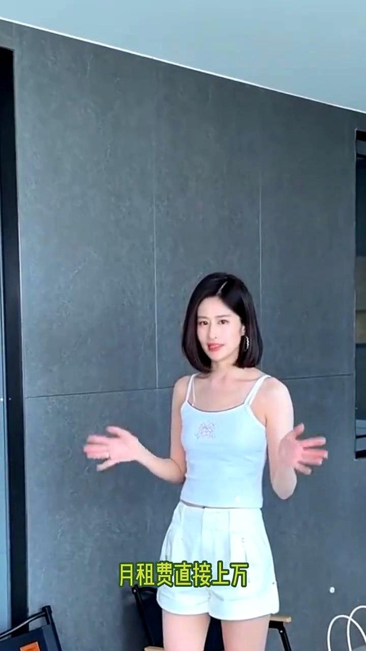 女演员颖儿在昆明租的别墅，快递堆满过道，光拆箱就花了三个小时。新剧《铁证》要