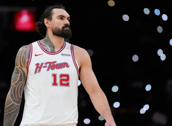 火箭正在考虑通过交易或买断市场在2月6日截止日期前增加一名中锋。目前，火箭有申