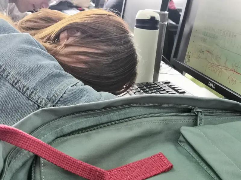 女生工位午睡5小时被警告，发视频哭诉反被骂：别拿摆烂当整顿职场！家人们，最