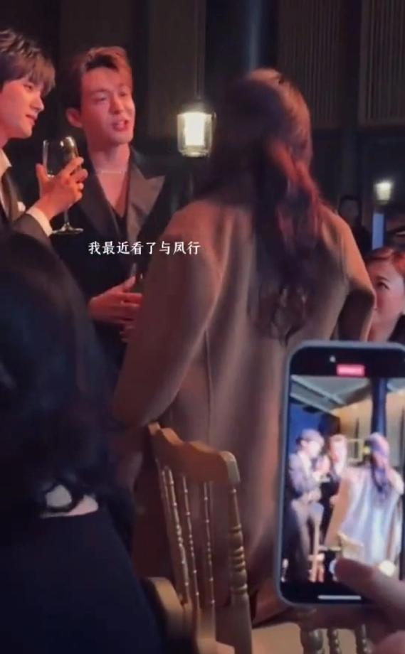 曾舜晞和周翊然端着酒杯起身时，包厢里的说笑声瞬间冻住。他们走向赵丽颖。她正低