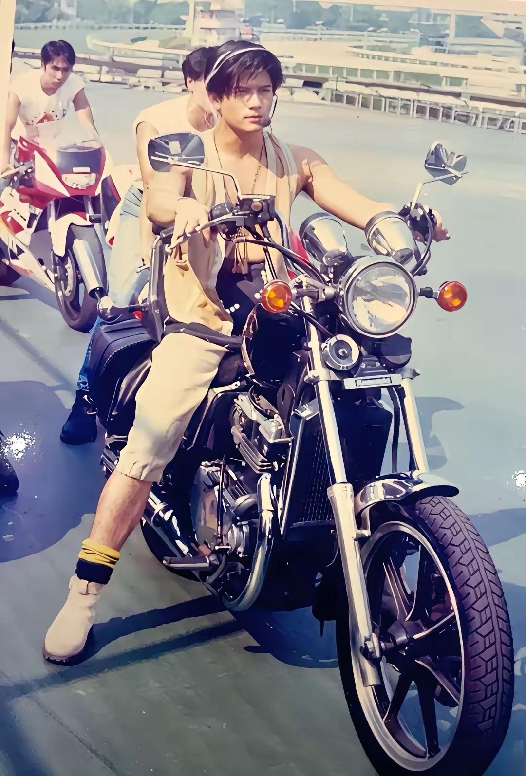 郭富城早期机车照，1990年，郭富城凭借47秒的机车广告，在台湾成名。同年，