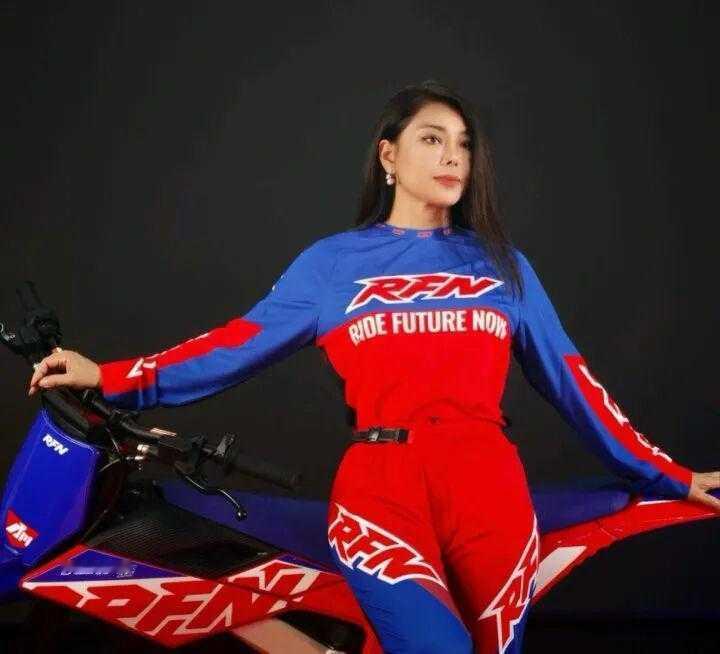 这个美女听说是张雪的伯乐，是越野摩托车界唯一的女掌门。公司名字叫阿波罗，要到北交所IPO了。​