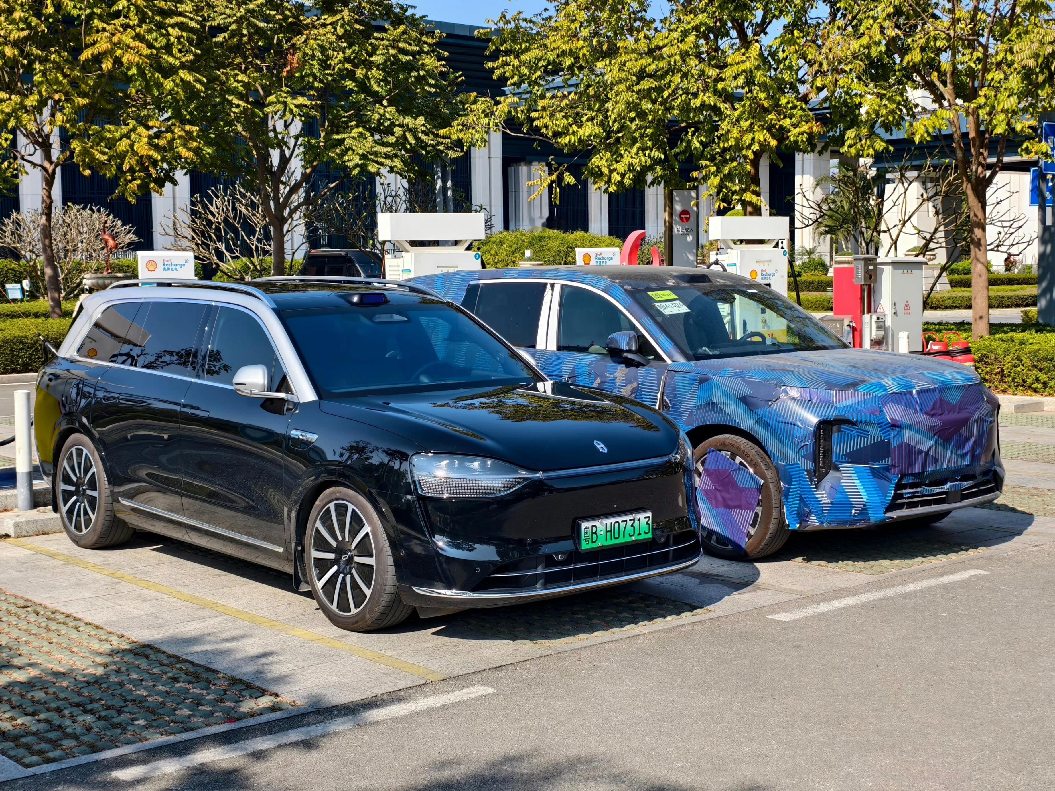 比亚迪唐9系和问界M9同框，尺寸相当大有2开头的腾势N8L在前，这车定价不太好弄