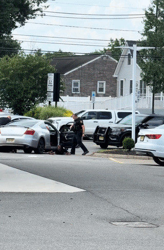 美国黑人怕白人警察，真要命！美国警察权力大到没边，黑人兄