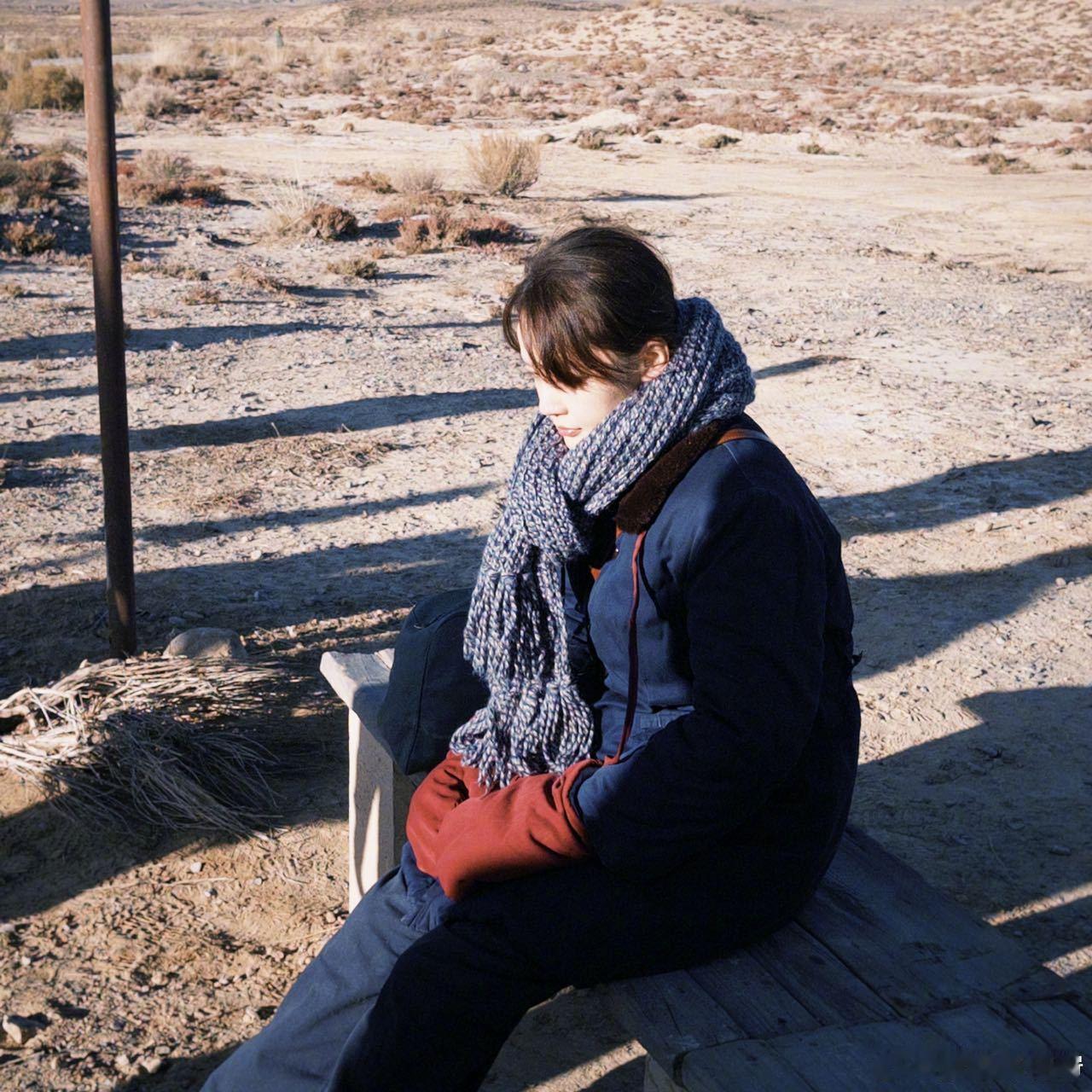 张佳宁好特别的杀青捧花见过捧花送祝福，张佳宁这束是“送回忆”的：里面有她拍夜戏