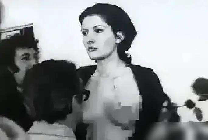 1974年意大利，《节奏0》现场，玛丽娜把自己麻醉，观众从递玫瑰到举枪，全程6小