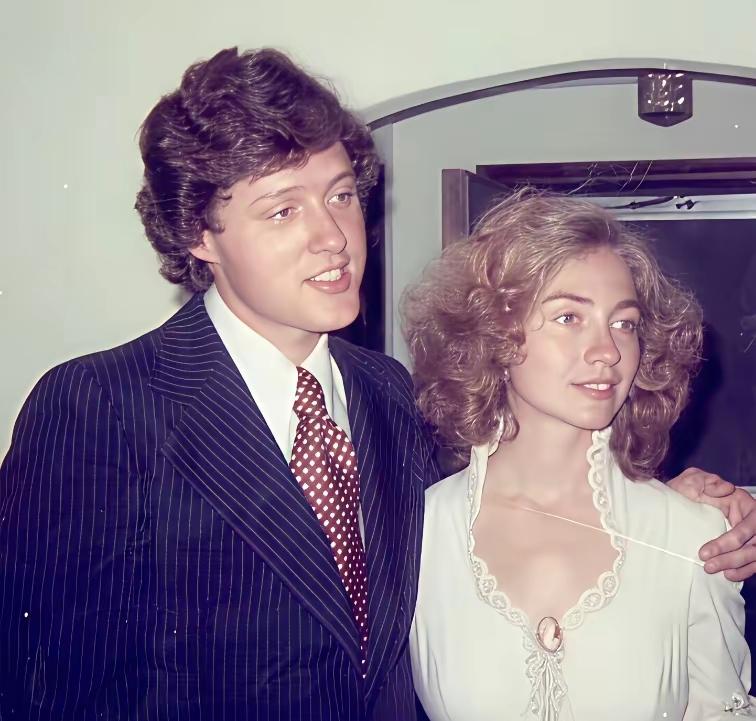 希拉里和克林顿，是真的有夫妻相呢？都说夫妻是年少的好，但在希拉里和克林顿身上，