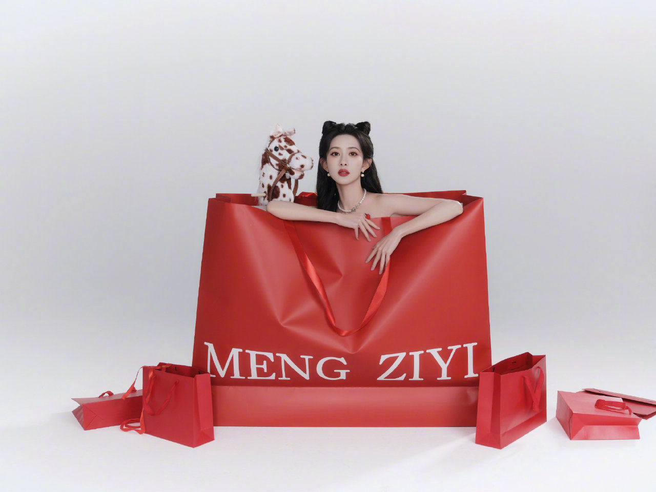 孟子义新春大片，红色抹胸短裙，珍珠配饰点缀，再配上猫耳发型，俏丽又甜美，把好运