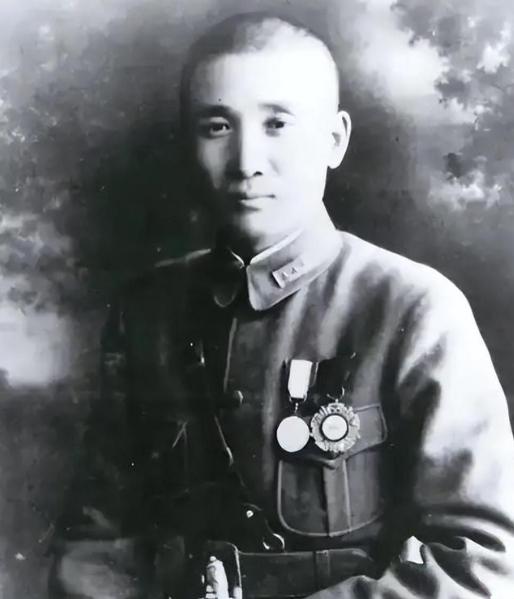 1949年，毛人凤带人硬闯张治中府邸，正要动手抄家，书房里的一样东西让他冷汗直流