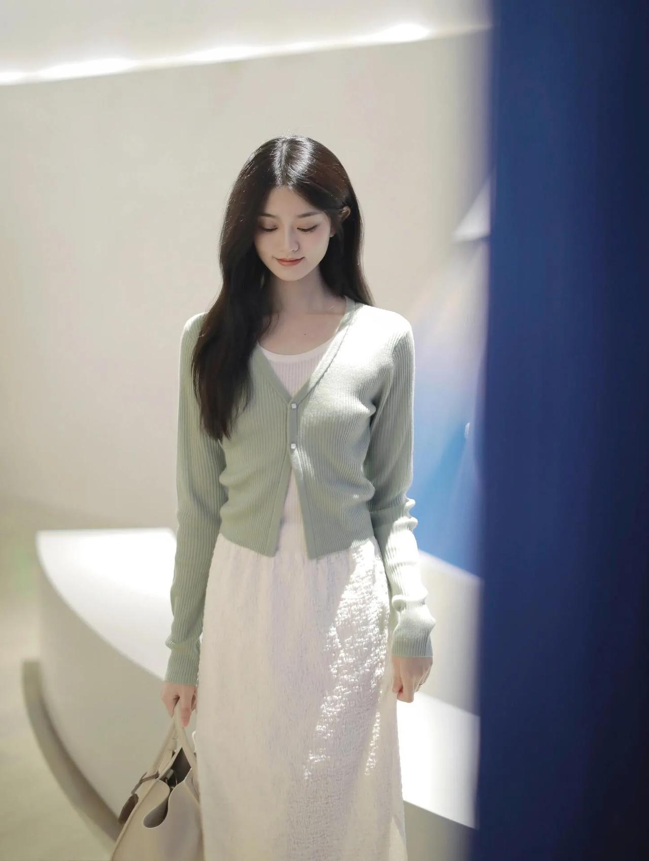 温柔气质少女青春优雅美少女优雅漫步时光