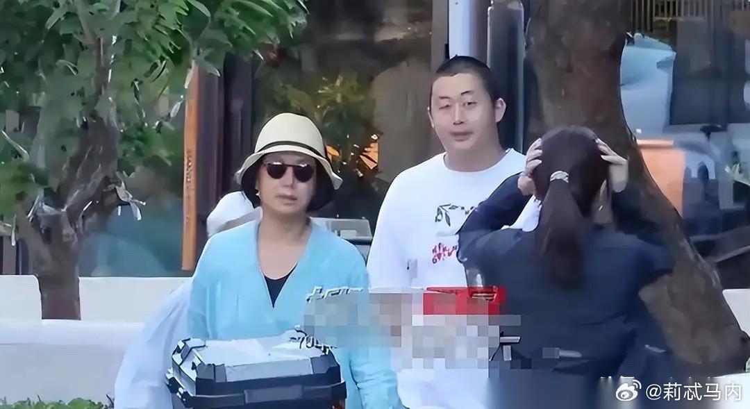蒋雯丽，引发热议。6月27日，60岁的蒋雯丽，冲上热搜，这一次，不是复出拍戏，