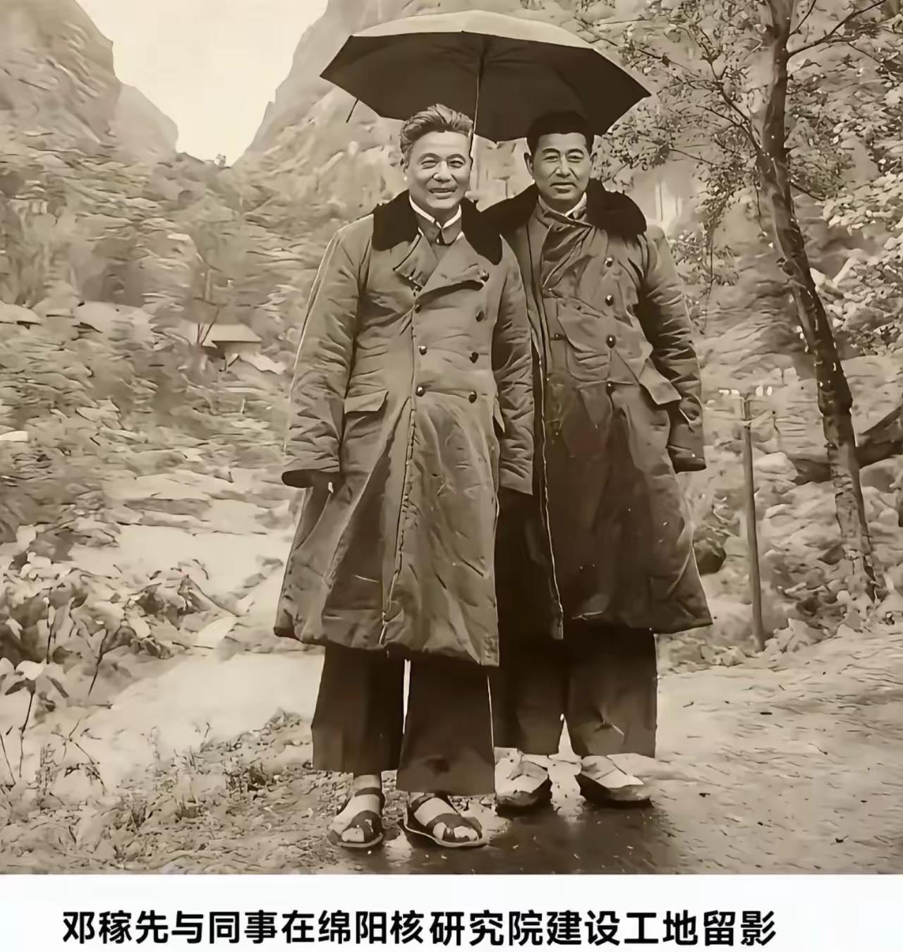 没想到搞出原子弹的邓稼先，寒冬戈壁滩上踩的是凉鞋，原子弹爆炸成功奖金才10块，还