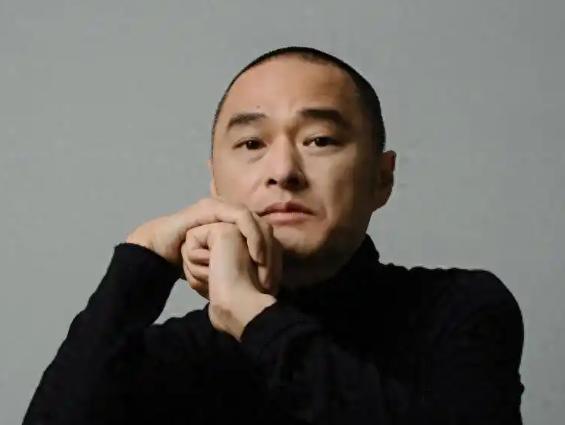 学医8年的冯唐说了一句荒谬的话：“我就是好色，我当妇科医生，我能光明正大地看女人