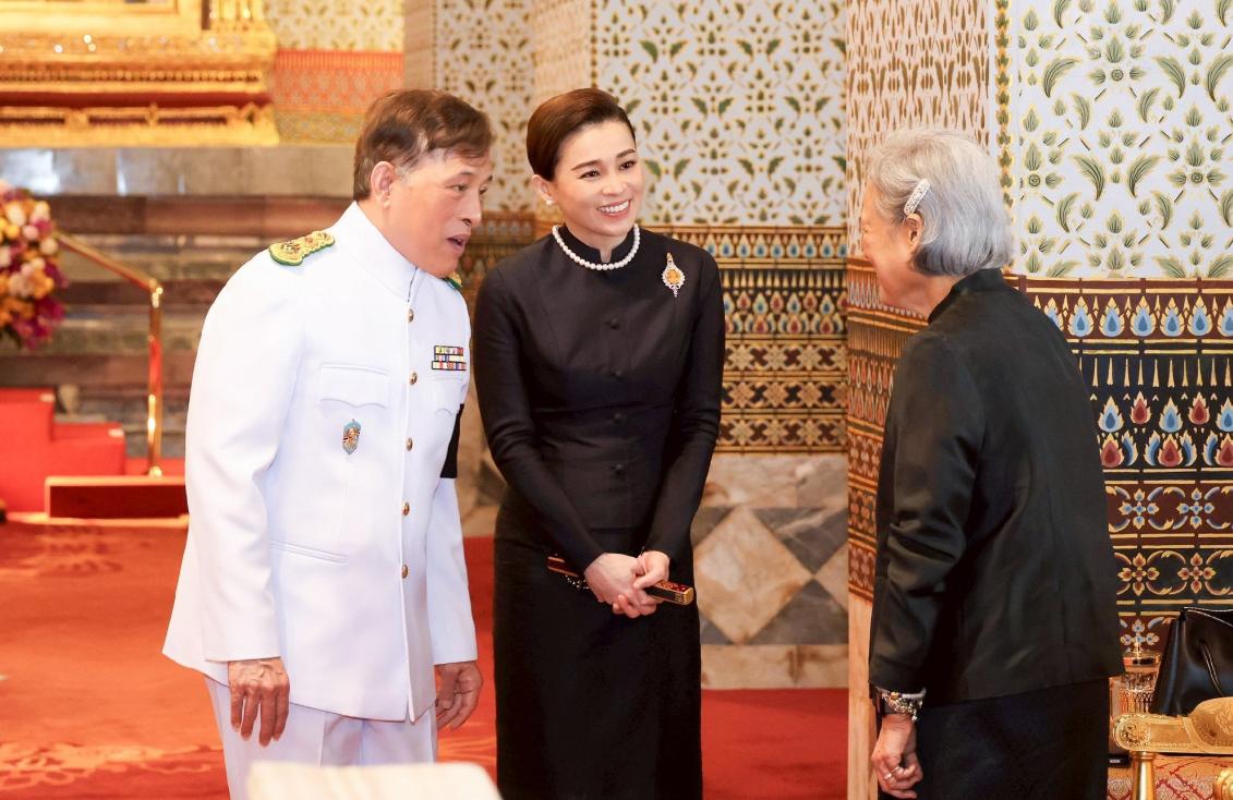 诗琳通公主访华回国后与泰王夫妇一起出席活动！4月15日，诗琳通公主与泰王、苏提达